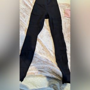 LULULEMON BLACK LEGGINGS WITH MESH CUTOUTS